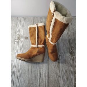 Women's Wedge Faux Fur boots - Size M (apprx 7.5-8)